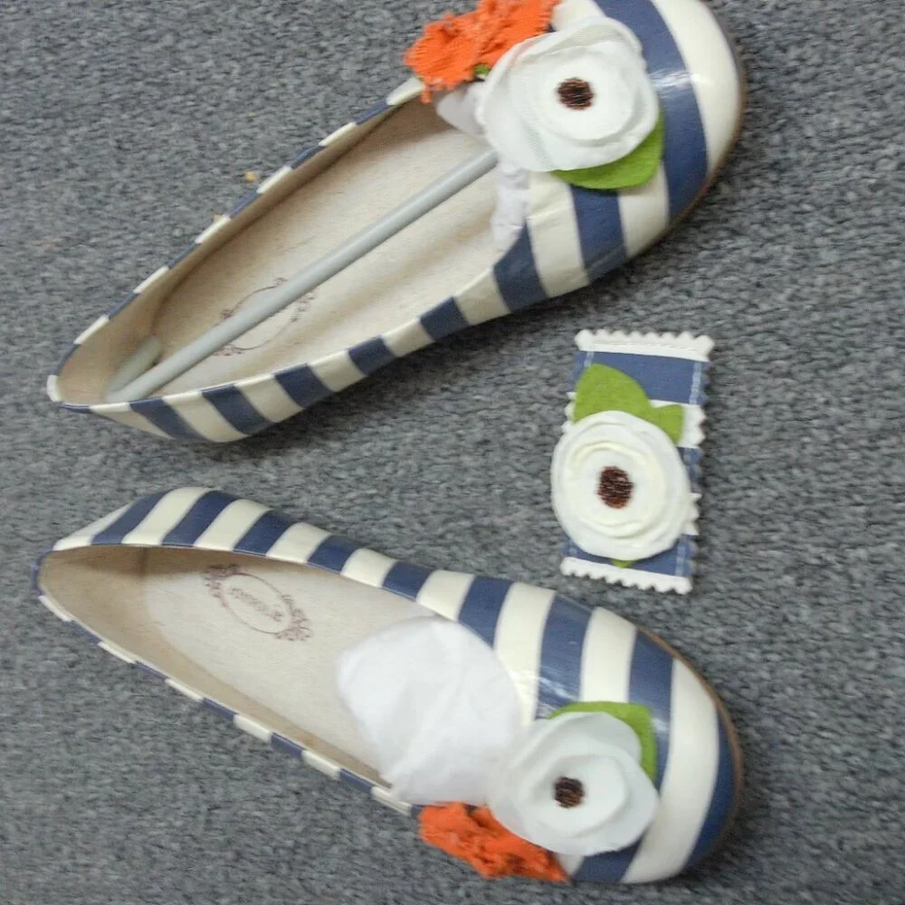 pumpkin striped skimmers shoes in blue and white floral